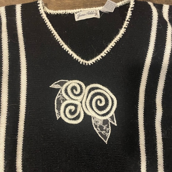 Unique Fabulous Vintage Striped Floral Appliqué Sweater, Women’s L - Picture 2 of 8